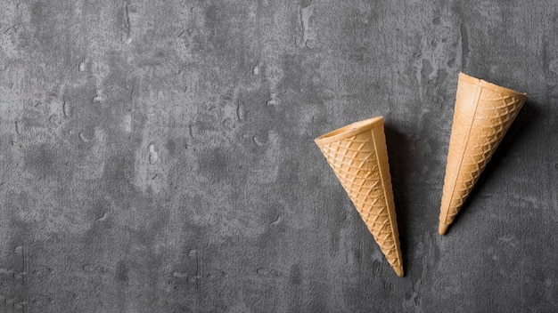 Foto gratuita coni gelato vista dall'alto con spazio di copia