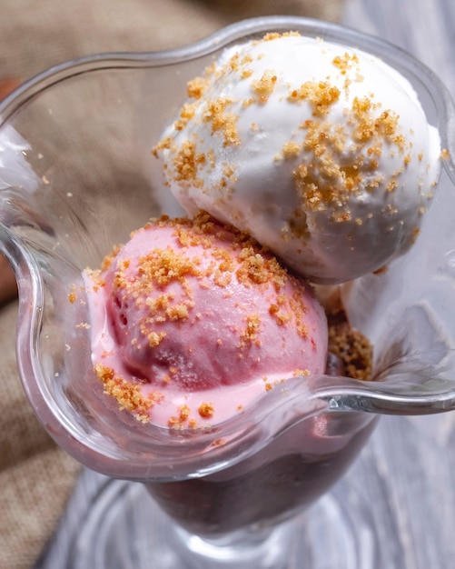 Palla di fragole e vaniglia con gelato vista dall'alto con guarnizione