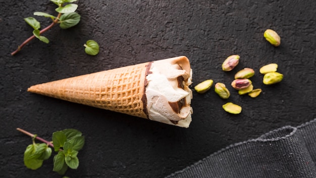 Foto gratuita gelato al pistacchio con vista dall'alto