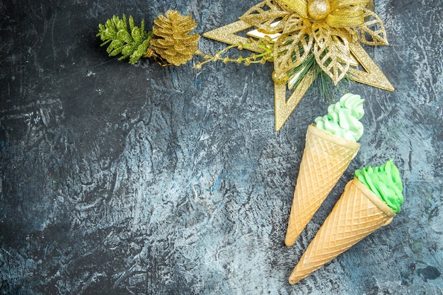 Free photo top view ice creams xmas ornaments on grey background