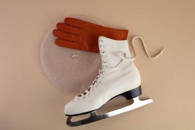 Бесплатное фото Натюрморт с коньками, вид сверху