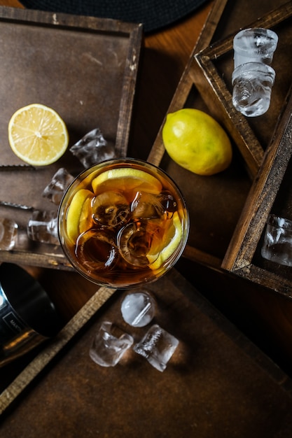 Foto gratuita vista dall'alto tè freddo al limone in un bicchiere