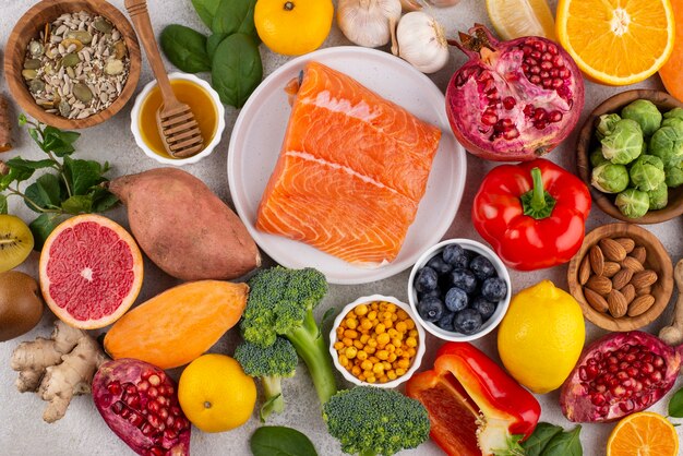 Вид сверху на продукты, повышающие иммунитет, с овощами и рыбой