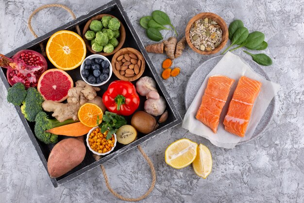 야채와 생선이 포함된 면역 강화 식품의 상위 뷰