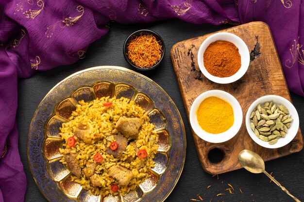 上面図のインド料理と調味料