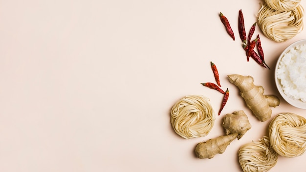 Foto gratuita vista dall'alto di ingredienti per una ricetta