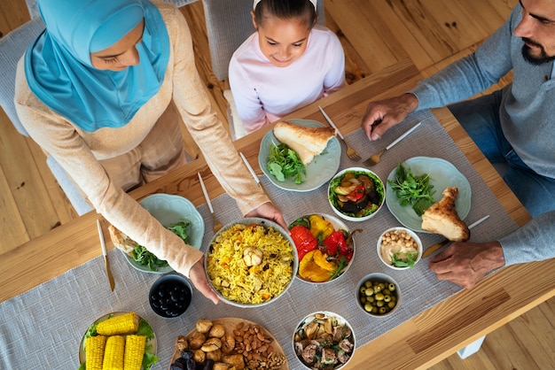 一緒に食事をするトップビューのイスラム家族