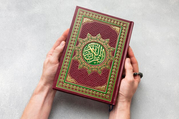 Вид сверху исламский новый год с книгой Корана