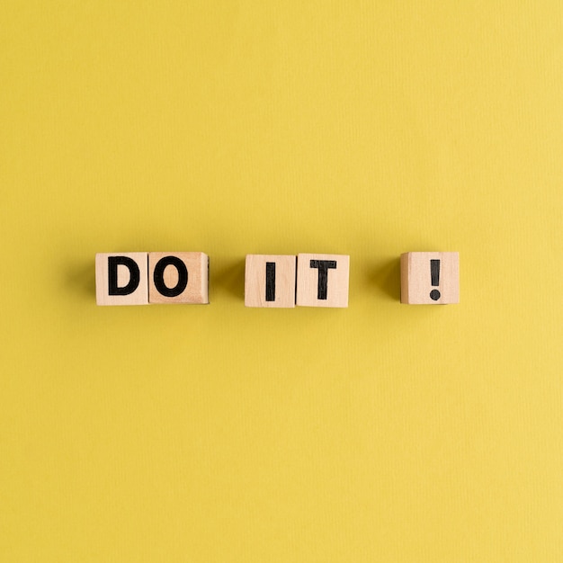 Free photo top view of do it inspirational quote on wooden cubes