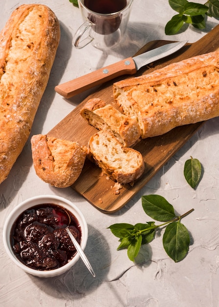 Marmellata vista dall'alto con pane fatto in casa sul tavolo