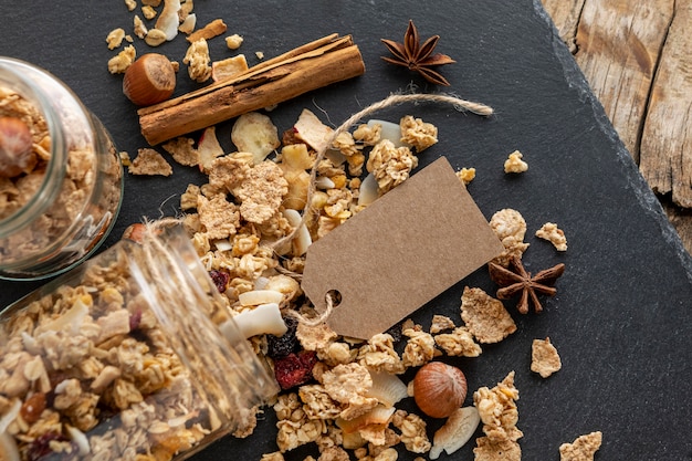 Foto gratuita vista dall'alto di barattoli con cereali per la colazione su ardesia