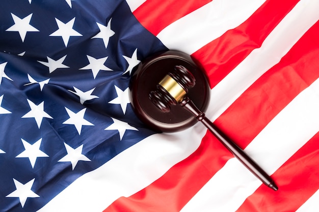 Вид сверху судья молоточком на американском флаге