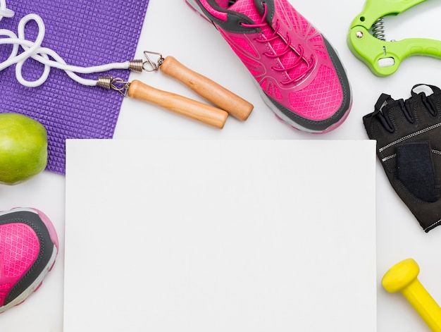 Vista dall'alto della corda per saltare con scarpe da ginnastica e copia spazio