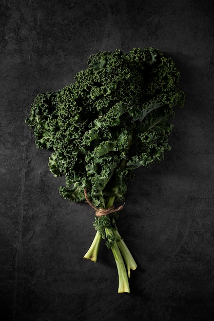 Free photo top view kale salad