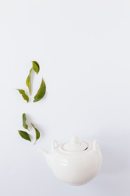 Вид сверху чайник с чайными листьями