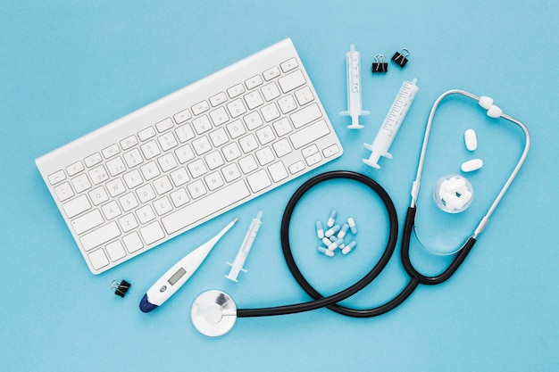 Free photo top view keyboard and stethoscope