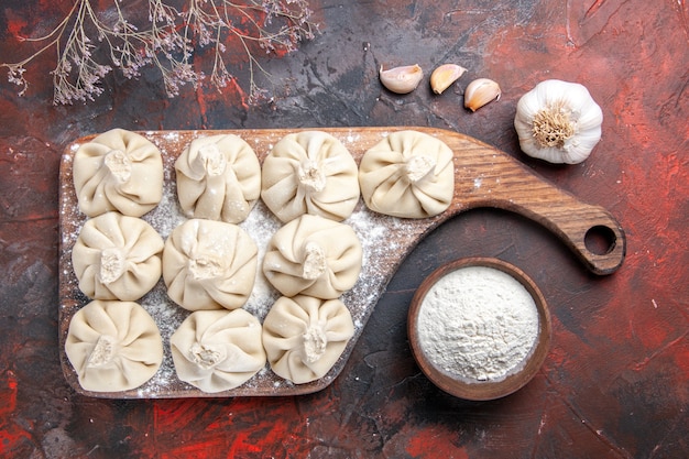 Free photo top view khinkali garlic bowl of flour khinkali on the board