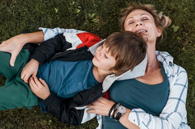 Vista dall'alto bambino e madre sull'erba