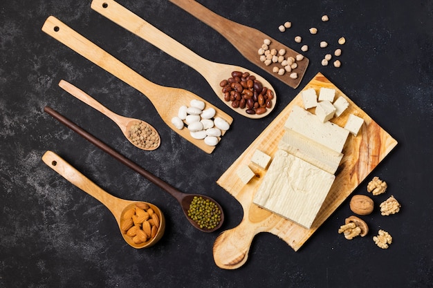 Foto gratuita vista dall'alto utensili da cucina con grani