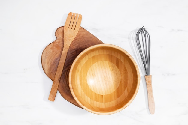 Free photo top view kitchenware and board