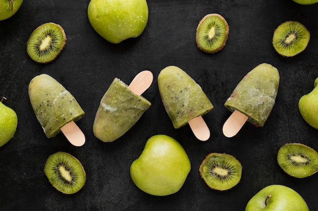 Top view of kiwi popsicles with apples