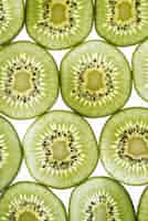 Free photo top view kiwi slices arrangement