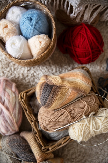 Top view knitting yarns arrangement