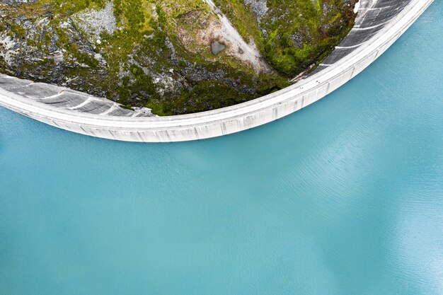 Foto gratuita vista dall'alto di un lago lungo la strada catturata durante il giorno