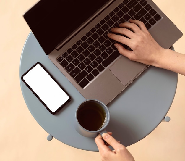 Foto gratuita computer portatile con vista dall'alto e caffè del mattino