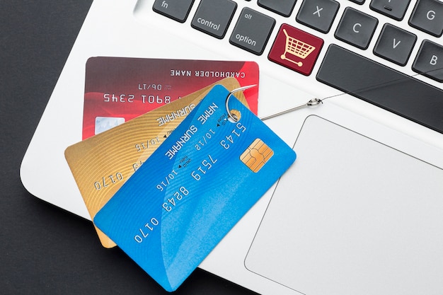 신용 카드 및 피싱 후크와 노트북의 상위 뷰