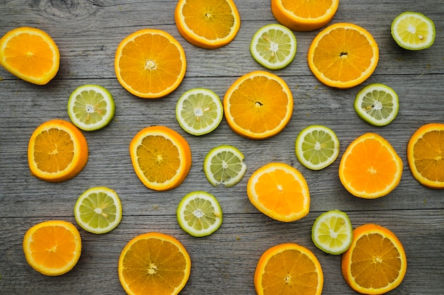 Vista superiore di fette di limone e arancione sulla superficie di legno