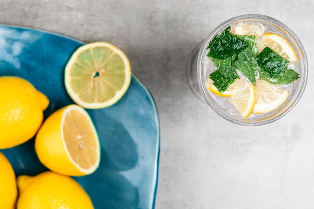 Free photo top view of lemon plate and lemonade