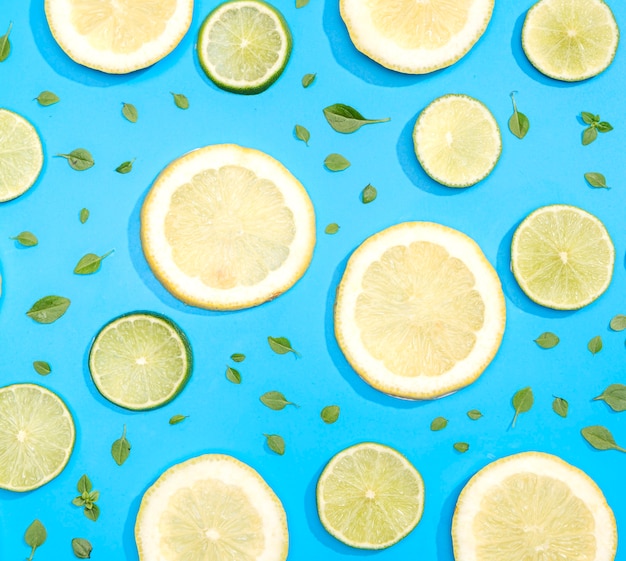 Free photo top view lemon slices and lime