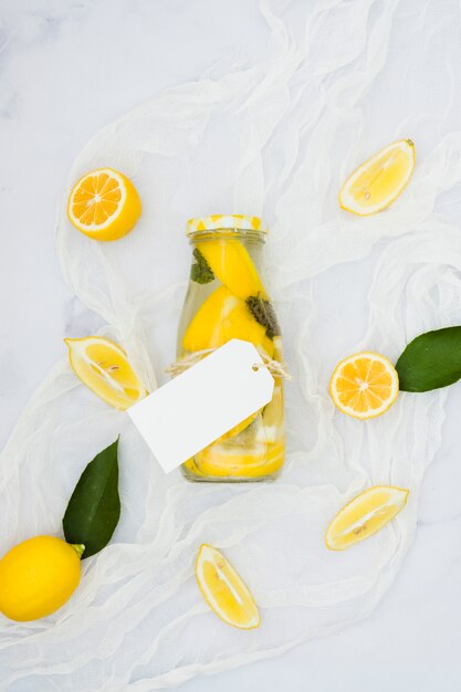 Вид сверху бутылка лимонада с лимонами