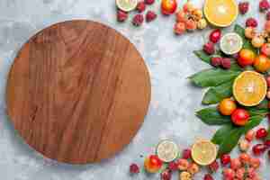 Free photo top view lemons and cherries fresh fruits on the light desk fruit fresh mellow ripe vitamine