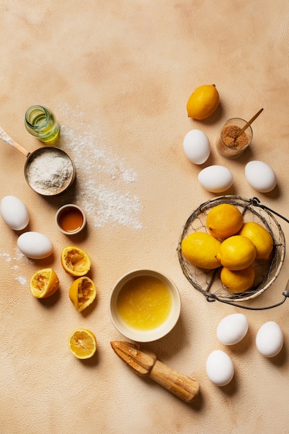 Disposizione di limoni e uova vista dall'alto