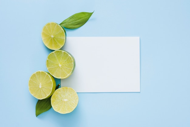 Foto gratuita vista dall'alto limoni con carta