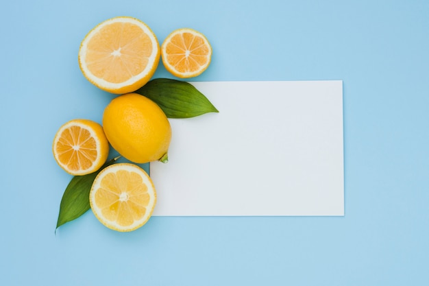 Free photo top view lemons with paper