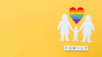 Foto gratuita disposizione di concetto nucleo familiare del lgbt di vista superiore su fondo giallo con lo spazio della copia