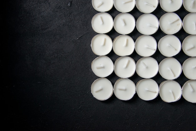 Free photo top view of light candles square shaped on dark wall