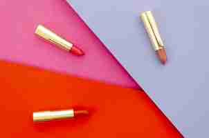 Free photo top view lipsticks on colorful background