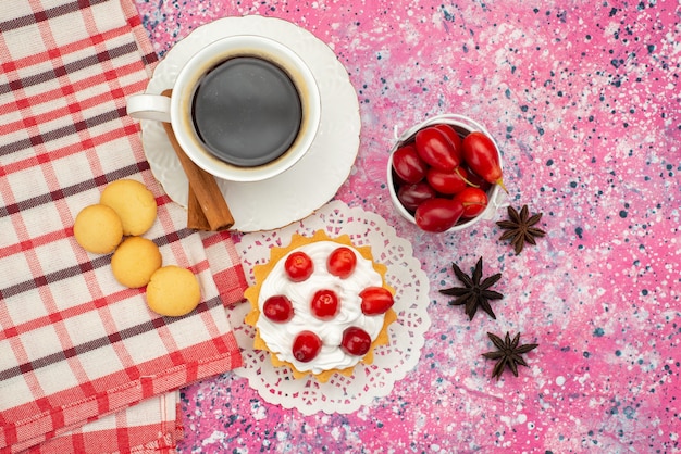 Vista dall'alto piccola torta con panna e frutta fresca insieme a caffè sul colore della superficie colorata