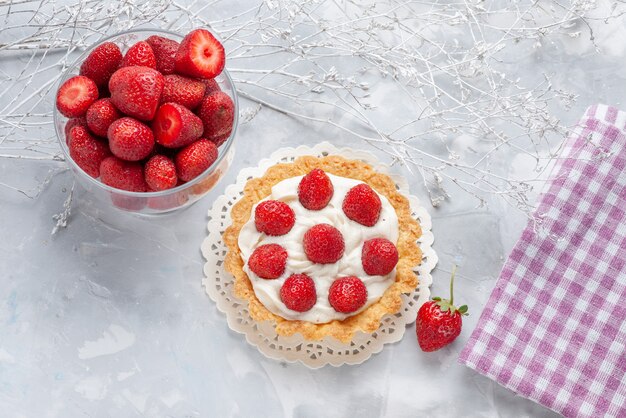 빛, 케이크 과일 베리 비스킷 크림에 크림과 신선한 빨간 딸기와 작은 케이크의 평면도