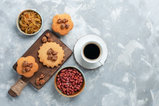 Free photo top view of little cakes with pistachios tea and nuts on light white surface