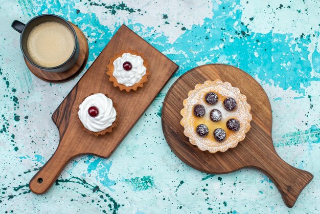 砂糖粉フルーツクリームと水色の床のケーキクリームフルーツスウィートティーの上面図小さなケーキ