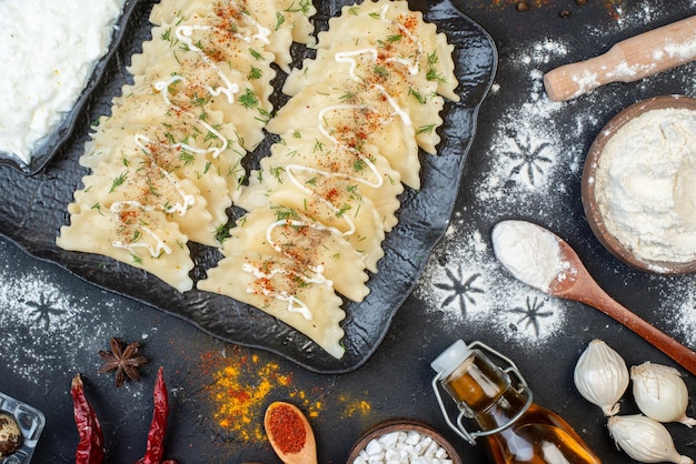 Foto gratuita vista dall'alto piccoli gnocchi cotti con ingredienti diversi su sfondo scuro piatto di verdure cena pasto colore pasta