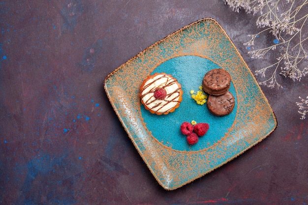 Vista dall'alto piccola torta cremosa con biscotti al cioccolato su superficie scura torta biscotto torta dolce biscotto di zucchero