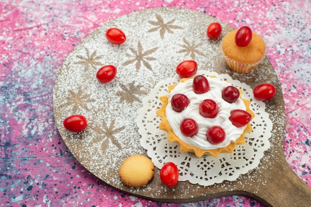 보라색 표면 설탕 달콤한에 붉은 과일과 함께 상위 뷰 작은 크림 케이크