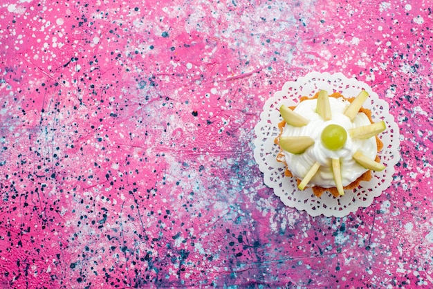 Free photo top view little creamy cake with sliced fruits on the colored background cake sweet sugar bake color