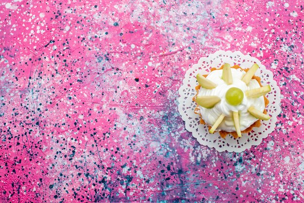 컬러 배경 케이크 달콤한 설탕 베이킹 색상에 슬라이스 과일과 함께 상위 뷰 작은 크림 케이크